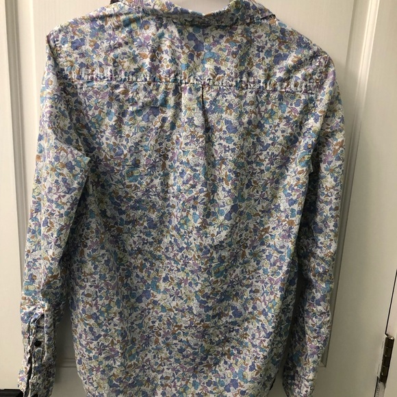 EUC Set of 2 Women’s Button-Up Shirts: 1 Floral and 1 Denim Short-Sleeve - Picture 13 of 16